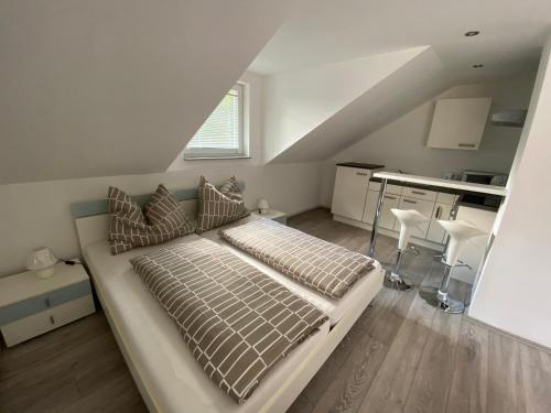 ein Schlafzimmer mit einem großen Bett im Dachgeschoss in der Unterkunft Ossiach Apartment 1 in Heiligen Gestade