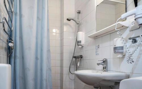 Vonios kambarys apgyvendinimo įstaigoje Hotel Sollefteå