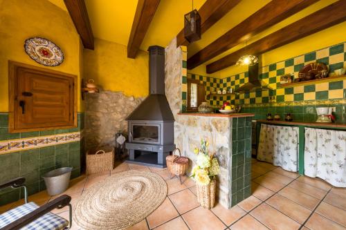 uma cozinha com fogão e piso em azulejo em Casa rural lo Maset de Carmeta em Tivenys