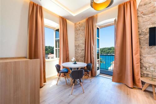 Μια τηλεόραση ή/και κέντρο ψυχαγωγίας στο Casa Antika Suites