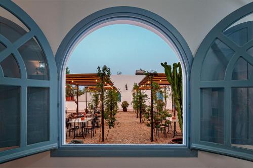 an open window with a view of a patio at Finca Maltes San José in El Pozo de los Frailes