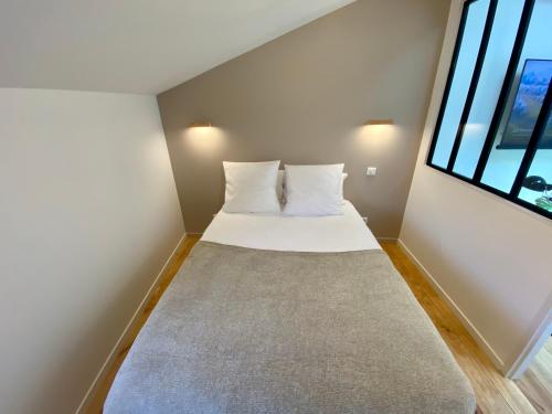 Tempat tidur dalam kamar di Le Bistrot - Au Coeur d'Agen - Self Checkin - Wifi - Netflix - Smart TV - Luqs fr