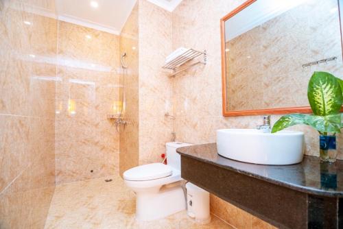 a bathroom with a sink and a toilet and a shower at SUN HOTEL in Thu Dau Mot