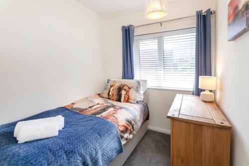 um quarto com uma cama e uma janela em CRANBROOK 28 em Nottingham