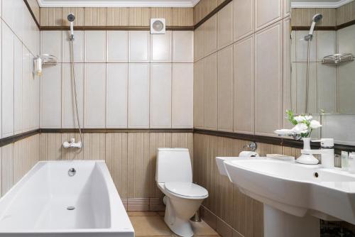 فندق أركاديا في أوديسا: حمام مع حوض ومرحاض ومغسلة