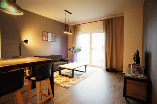 sala de estar con sofá y mesa en Marina apartament en Breslavia