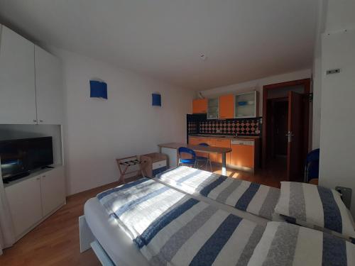 una camera da letto con un letto grande e una cucina di Maya a Portoroz