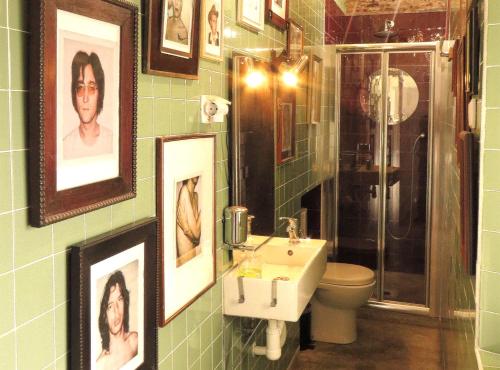 un bagno con lavandino e WC e quadri sul muro di Lisbon Calling a Lisbona