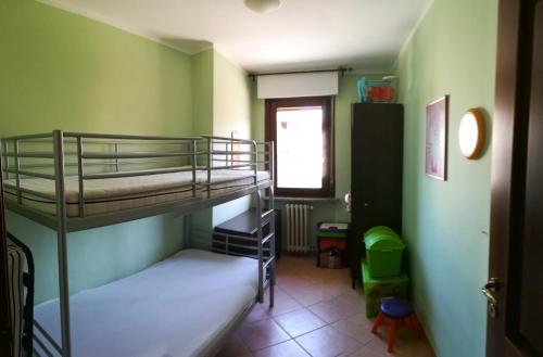 een kamer met 2 stapelbedden en een raam bij Trilocale con box cantina a Robilante in Robilante