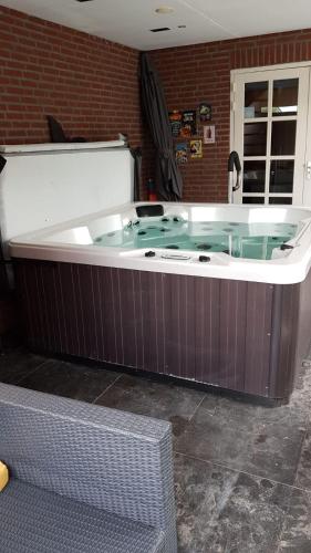 Imagen de la galería de Het Gildehuis met sauna en jacuzzi, en Stevensweert
