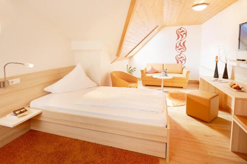 Postel nebo postele na pokoji v ubytování Gasthaus Weinstube Wehinger