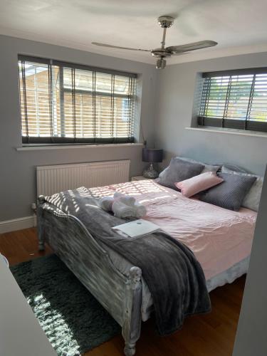 Una cama o camas en una habitación de Wisteria House Perfect for contractors & Business