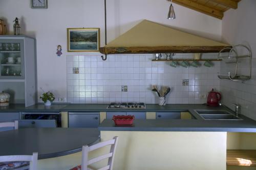 eine Küche mit einer Spüle und einem Herd Top-Backofen in der Unterkunft Residence Lago Blù in Pergine Valsugana