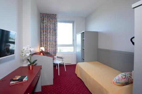 Televisyen dan/atau pusat hiburan di Capucine Cosy Appart Hôtel 3 étoiles