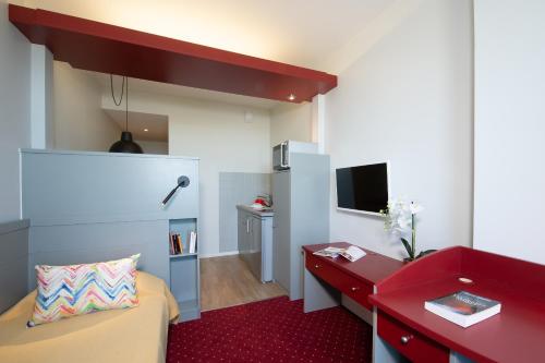 Televisyen dan/atau pusat hiburan di Capucine Cosy Appart Hôtel 3 étoiles
