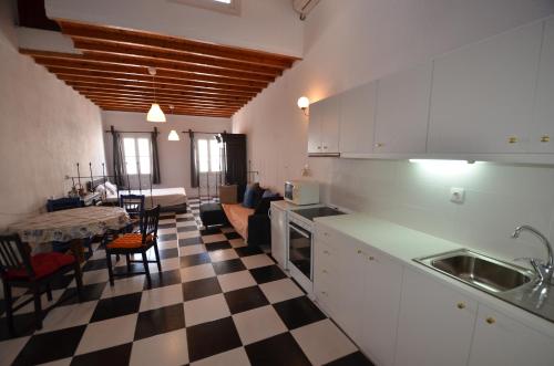 kuchnia i salon z szachownicą w obiekcie Belou apartment w mieście Mykonos