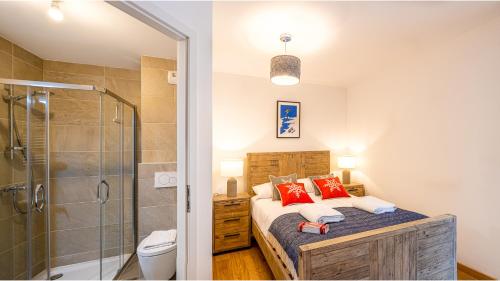 - une chambre avec un lit, une douche et des toilettes dans l'établissement Les Freinets - Apt C101 - Châtel, à Châtel
