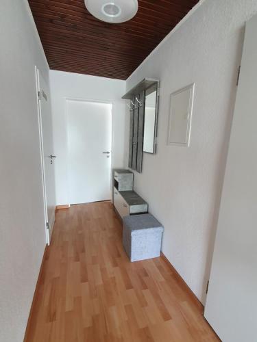 un pasillo vacío con escaleras en una casa en LA CASITA en Düren - Eifel