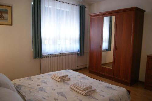 una camera da letto con un letto e due asciugamani di Apartment Lynx a Korenica