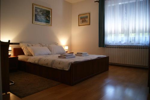 una camera da letto con un grande letto e una finestra di Apartment Lynx a Korenica