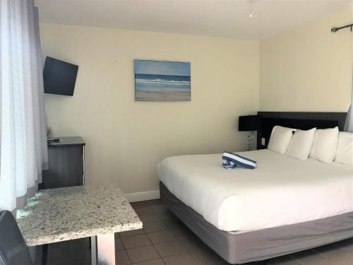 Ένα ή περισσότερα κρεβάτια σε δωμάτιο στο Caribbean Resort Suites