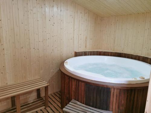 eine Whirlpool-Badewanne in einem Zimmer mit Holzwänden in der Unterkunft Hotel Restaurante Dama de Baza in Baza