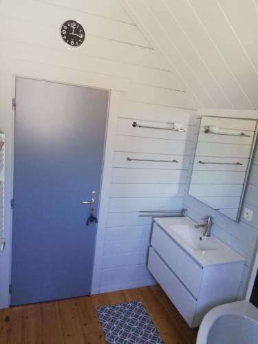 a bathroom with a sink and a mirror at maison 3 chambres à 200 m de la plage des Lacs de l Eau d Heure in Froid-Chapelle