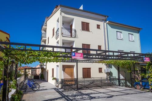 een gebouw met een bord ervoor bij Villa Confort Exclusive in Rovinj