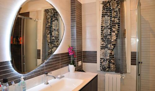 een badkamer met een wastafel en een spiegel bij Villa Capitorsola in Capoliveri