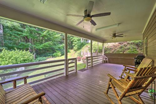 Μπαλκόνι ή βεράντα στο 10 Mi to Grandfather Mountain Wolfe Creek Cabin