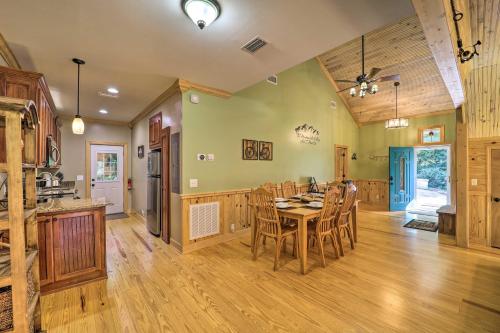 Φωτογραφία από το άλμπουμ του 10 Mi to Grandfather Mountain Wolfe Creek Cabin σε Newland