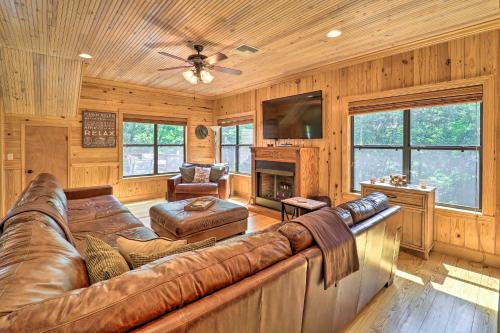 Luxe Wolfe Creek Cabin Less Than 6 Mi to Waterfalls Park