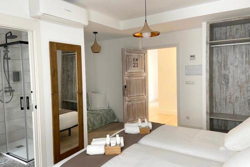 biała sypialnia z łóżkiem i prysznicem w obiekcie 7 Kale Bed and Breakfast w mieście Bilbao