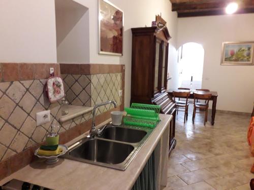 una cucina con lavandino e piano di lavoro di Casa Profumo d' Estate a Pitigliano