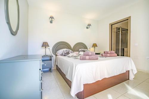 ベナルマデナにあるAtico en Benalmadenaのベッドルーム1室(ピンクの枕が付いたベッド1台付)