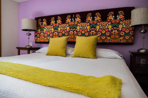 
A bed or beds in a room at Casa de las Bugambilias B&B
