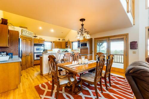 eine Küche und ein Esszimmer mit einem Holztisch und Stühlen in der Unterkunft Skyline Ridge in Florissant