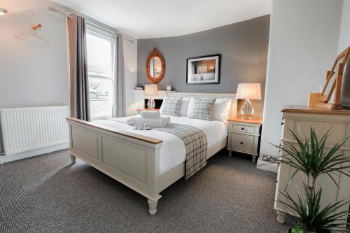 
a bedroom with a large bed and a large window at The Green Leaf Apartment in Bath
