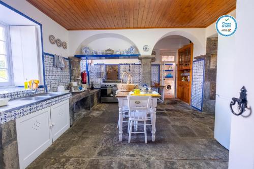 Ett kök eller pentry på Casas do Termo