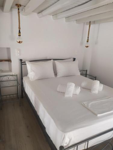 Una cama o camas en una habitación de Melikarou houses
