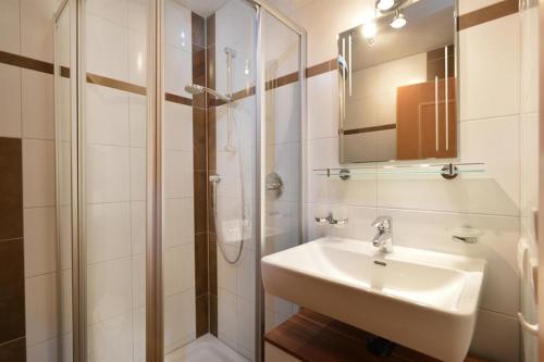 a bathroom with a sink and a shower at Apartement Vorderlaiming in Söll