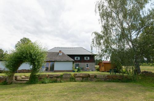 Fotografia z galérie ubytovania Idylisches Ferienhaus komplett im Grünen mit direkter Anbindung an den Thayatalradweg v destinácii Vestennötting