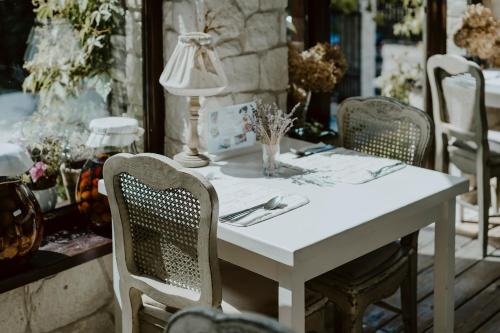 a white table with chairs and a lamp on it at Vincent in Kazimierz Dolny