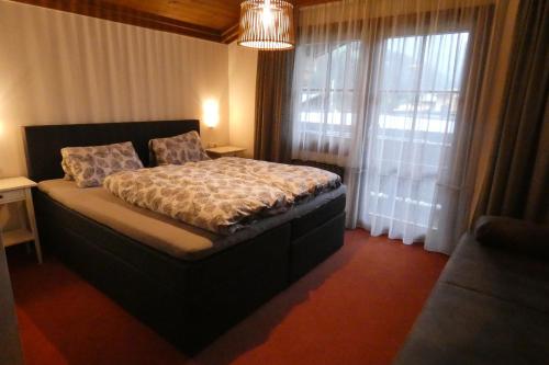 เตียงในห้องที่ Gästehaus Reichholf