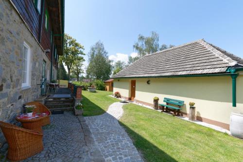 Fotografia z galérie ubytovania Idylisches Ferienhaus komplett im Grünen mit direkter Anbindung an den Thayatalradweg v destinácii Vestennötting