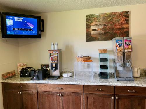 Una cocina o cocineta en The Covered Bridge Inn