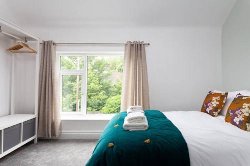 A bed or beds in a room at LOOK at the Views - Huddersfield Haven Sleeps 6