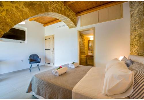 En eller flere senge i et værelse på Villa Arietta