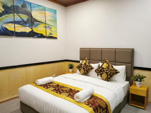 um quarto com duas camas e um quadro na parede em Ocean Vista Maldives,Maafushi em Maafushi