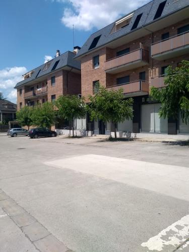 een lege parkeerplaats voor een gebouw bij MontePerdido in Aínsa